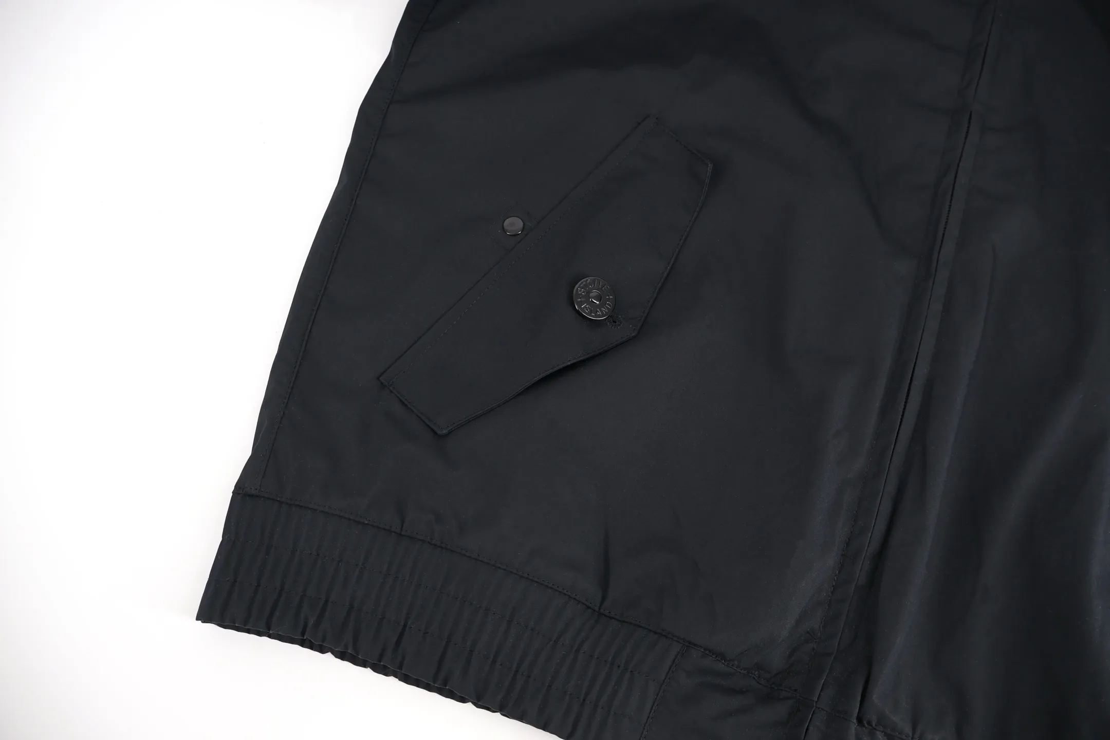 P680 Stone Island Ghost Series Harrington Jacket The fabric is made of 100% pure cotton cloth and the fabric is custom-dyed in the original color. The armbands are produced using 10,000-needle Behringer embroidery machines. The zipper is electroplated and smoked black, and the European style pull teeth are electroplated. Medium weight garment-dyed cotton satin jacket with gathered front and decorative contrasting belt. *Regular fit, standard length *Classic collar *Front zipper closure, button cuffs *Seamed pockets. Size:S-M-L-XL